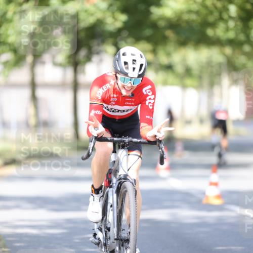 11.08.2024 - GEWOBA Citytriathlon Bremen H.Heesch http://msf.ph/oto/6780702 11.08.2024 11:48:39 Radfahren 787, 829, 870, 920, 939, 1025 meine-sportfotos.de