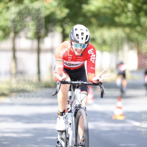 11.08.2024 - GEWOBA Citytriathlon Bremen H.Heesch http://msf.ph/oto/6780711 11.08.2024 11:48:39 Radfahren 787, 829, 870, 920, 939, 1025 meine-sportfotos.de