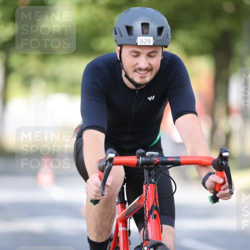 11.08.2024 - GEWOBA Citytriathlon Bremen H.Heesch http://msf.ph/oto/6780850 11.08.2024 11:48:47 Radfahren 787, 829, 848, 870, 901, 920 meine-sportfotos.de