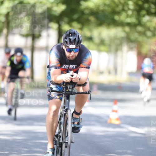 11.08.2024 - GEWOBA Citytriathlon Bremen H.Heesch http://msf.ph/oto/6780922 11.08.2024 11:49:00 Radfahren 792, 848, 901, 920 meine-sportfotos.de