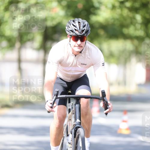 11.08.2024 - GEWOBA Citytriathlon Bremen H.Heesch http://msf.ph/oto/6780988 11.08.2024 11:49:02 Radfahren 792, 848, 901, 910 meine-sportfotos.de