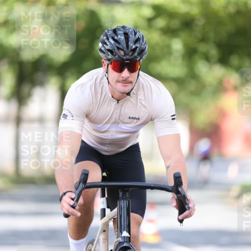 11.08.2024 - GEWOBA Citytriathlon Bremen H.Heesch http://msf.ph/oto/6781007 11.08.2024 11:49:03 Radfahren 792, 848, 901, 910 meine-sportfotos.de