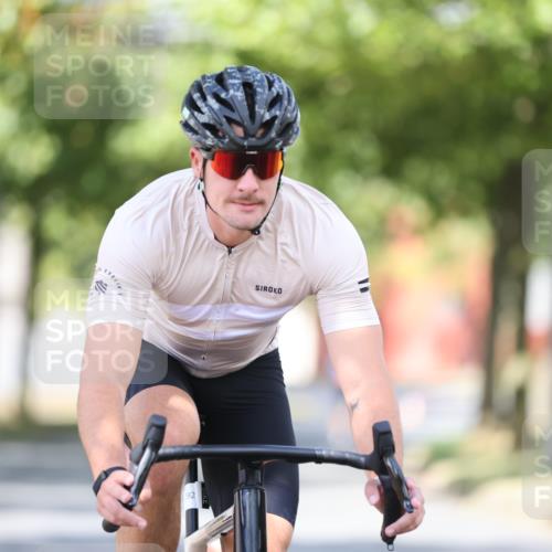 11.08.2024 - GEWOBA Citytriathlon Bremen H.Heesch http://msf.ph/oto/6781016 11.08.2024 11:49:03 Radfahren 792, 848, 901, 910 meine-sportfotos.de