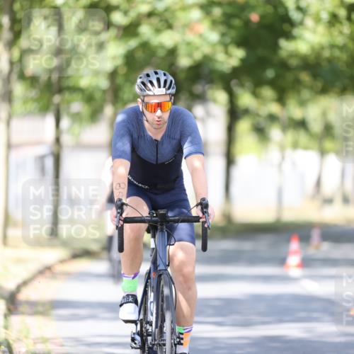 11.08.2024 - GEWOBA Citytriathlon Bremen H.Heesch http://msf.ph/oto/6781210 11.08.2024 11:49:31 Radfahren 815, 866, 894, 949 meine-sportfotos.de