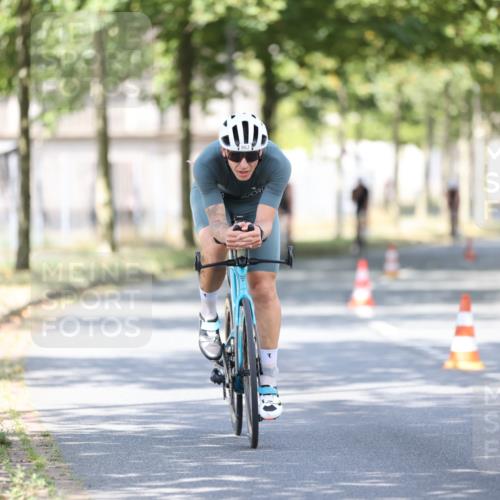 11.08.2024 - GEWOBA Citytriathlon Bremen H.Heesch http://msf.ph/oto/6781530 11.08.2024 11:49:52 Radfahren 785, 796, 862, 881, 979 meine-sportfotos.de