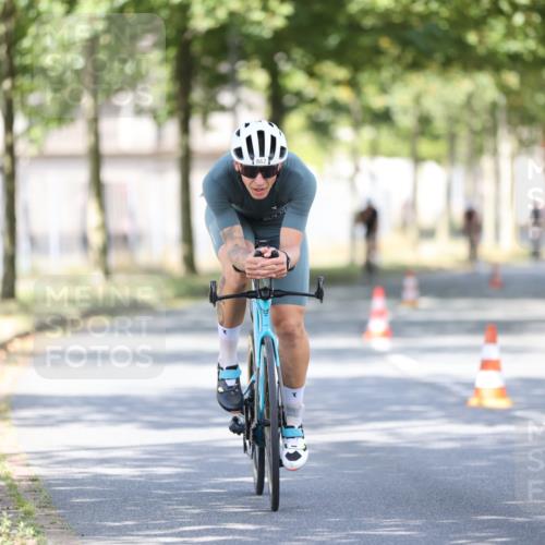 11.08.2024 - GEWOBA Citytriathlon Bremen H.Heesch http://msf.ph/oto/6781537 11.08.2024 11:49:52 Radfahren 785, 796, 862, 881, 979 meine-sportfotos.de