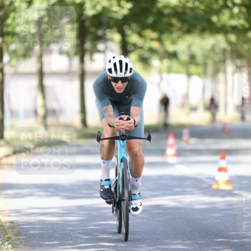 11.08.2024 - GEWOBA Citytriathlon Bremen H.Heesch http://msf.ph/oto/6781540 11.08.2024 11:49:52 Radfahren 785, 796, 862, 881, 979 meine-sportfotos.de