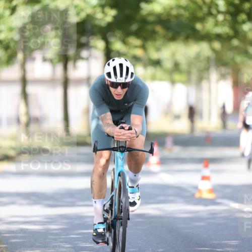 11.08.2024 - GEWOBA Citytriathlon Bremen H.Heesch http://msf.ph/oto/6781551 11.08.2024 11:49:52 Radfahren 785, 796, 862, 881, 979 meine-sportfotos.de