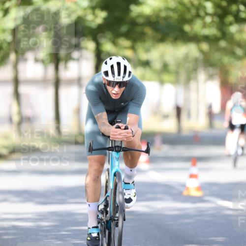 11.08.2024 - GEWOBA Citytriathlon Bremen H.Heesch http://msf.ph/oto/6781553 11.08.2024 11:49:52 Radfahren 785, 796, 862, 881, 979 meine-sportfotos.de
