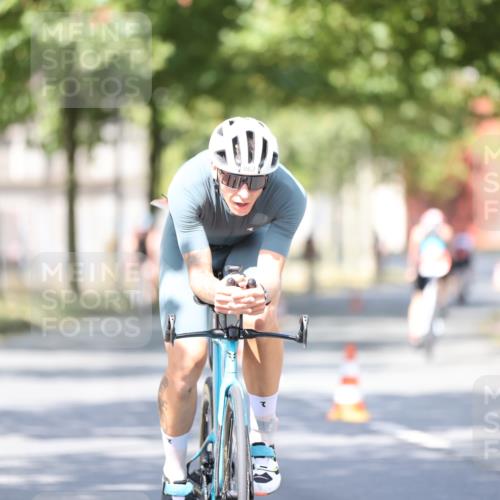 11.08.2024 - GEWOBA Citytriathlon Bremen H.Heesch http://msf.ph/oto/6781564 11.08.2024 11:49:52 Radfahren 785, 796, 862, 881, 979 meine-sportfotos.de