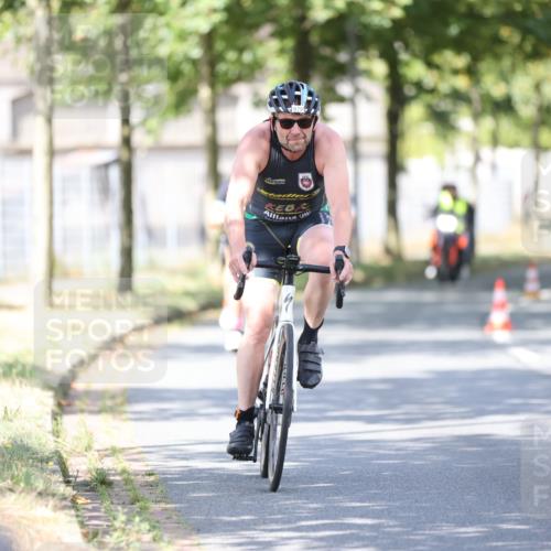 11.08.2024 - GEWOBA Citytriathlon Bremen H.Heesch http://msf.ph/oto/6781607 11.08.2024 11:49:57 Radfahren 785, 796, 862, 881, 979 meine-sportfotos.de