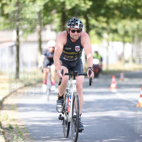 11.08.2024 - GEWOBA Citytriathlon Bremen H.Heesch http://msf.ph/oto/6781627 11.08.2024 11:49:57 Radfahren 785, 796, 862, 881, 979 meine-sportfotos.de