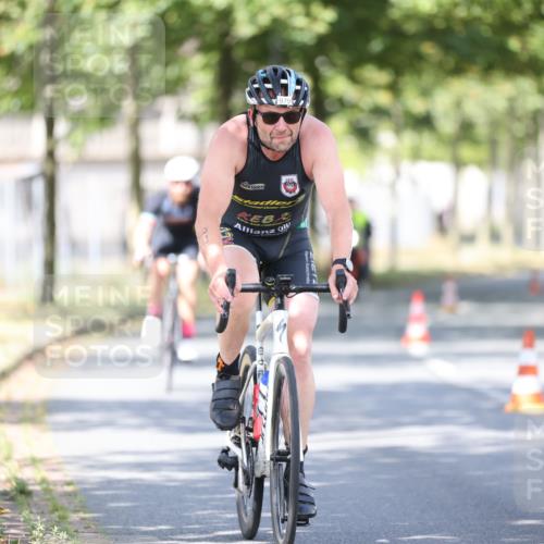 11.08.2024 - GEWOBA Citytriathlon Bremen H.Heesch http://msf.ph/oto/6781631 11.08.2024 11:49:57 Radfahren 785, 796, 862, 881, 979 meine-sportfotos.de