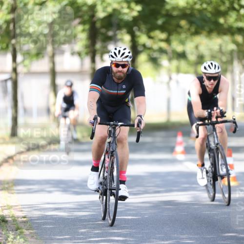 11.08.2024 - GEWOBA Citytriathlon Bremen H.Heesch http://msf.ph/oto/6781674 11.08.2024 11:49:59 Radfahren 785, 796, 862, 881, 979 meine-sportfotos.de