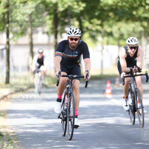 11.08.2024 - GEWOBA Citytriathlon Bremen H.Heesch http://msf.ph/oto/6781677 11.08.2024 11:49:59 Radfahren 785, 796, 862, 881, 979 meine-sportfotos.de