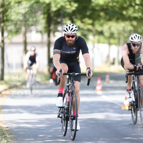 11.08.2024 - GEWOBA Citytriathlon Bremen H.Heesch http://msf.ph/oto/6781689 11.08.2024 11:49:59 Radfahren 785, 796, 862, 881, 979 meine-sportfotos.de