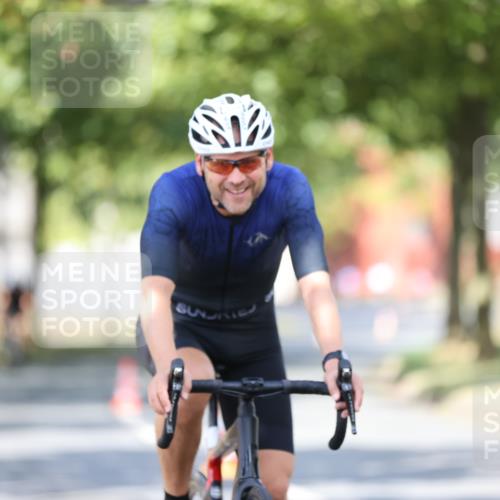 11.08.2024 - GEWOBA Citytriathlon Bremen H.Heesch http://msf.ph/oto/6781783 11.08.2024 11:50:14 Radfahren 796, 915, 929, 981, 1022 meine-sportfotos.de
