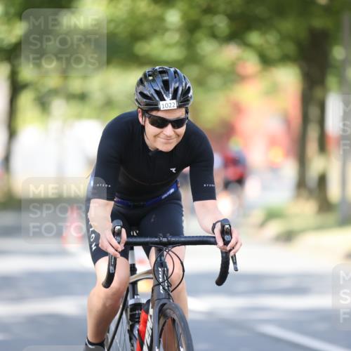 11.08.2024 - GEWOBA Citytriathlon Bremen H.Heesch http://msf.ph/oto/6781846 11.08.2024 11:50:17 Radfahren 915, 929, 981, 1022 meine-sportfotos.de