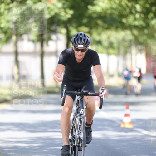 11.08.2024 - GEWOBA Citytriathlon Bremen H.Heesch http://msf.ph/oto/6781884 11.08.2024 11:50:19 Radfahren 915, 929, 981, 1022 meine-sportfotos.de