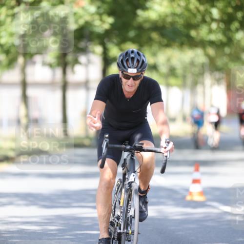 11.08.2024 - GEWOBA Citytriathlon Bremen H.Heesch http://msf.ph/oto/6781887 11.08.2024 11:50:20 Radfahren 915, 929, 981, 992, 1022 meine-sportfotos.de