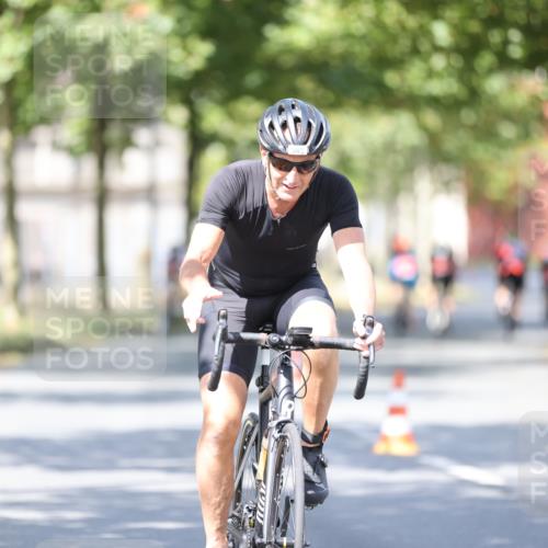 11.08.2024 - GEWOBA Citytriathlon Bremen H.Heesch http://msf.ph/oto/6781894 11.08.2024 11:50:20 Radfahren 915, 929, 981, 992, 1022 meine-sportfotos.de