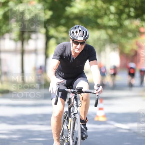 11.08.2024 - GEWOBA Citytriathlon Bremen H.Heesch http://msf.ph/oto/6781897 11.08.2024 11:50:20 Radfahren 915, 929, 981, 992, 1022 meine-sportfotos.de