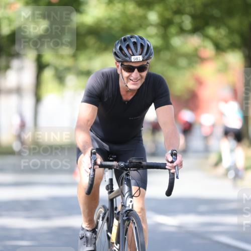 11.08.2024 - GEWOBA Citytriathlon Bremen H.Heesch http://msf.ph/oto/6781910 11.08.2024 11:50:20 Radfahren 915, 929, 981, 992, 1022 meine-sportfotos.de