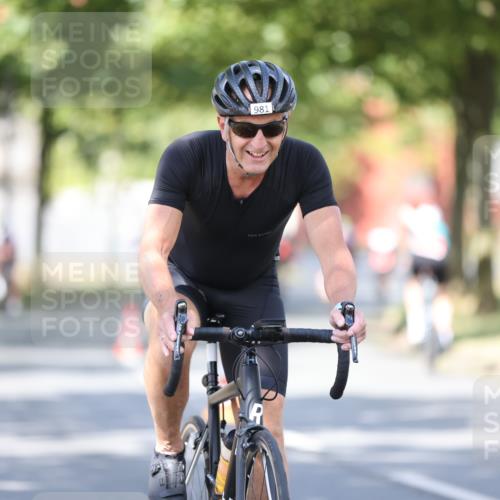 11.08.2024 - GEWOBA Citytriathlon Bremen H.Heesch http://msf.ph/oto/6781913 11.08.2024 11:50:20 Radfahren 915, 929, 981, 992, 1022 meine-sportfotos.de