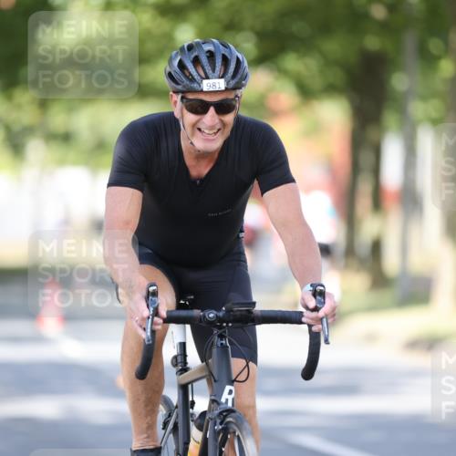 11.08.2024 - GEWOBA Citytriathlon Bremen H.Heesch http://msf.ph/oto/6781920 11.08.2024 11:50:20 Radfahren 915, 929, 981, 992, 1022 meine-sportfotos.de