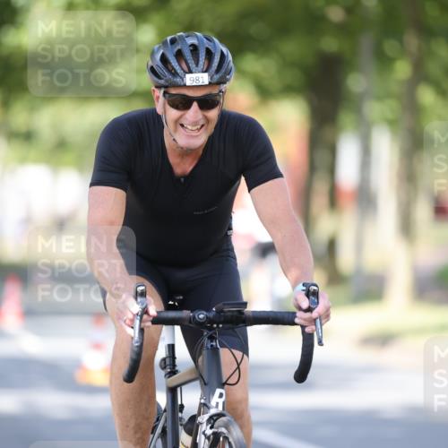 11.08.2024 - GEWOBA Citytriathlon Bremen H.Heesch http://msf.ph/oto/6781923 11.08.2024 11:50:20 Radfahren 915, 929, 981, 992, 1022 meine-sportfotos.de