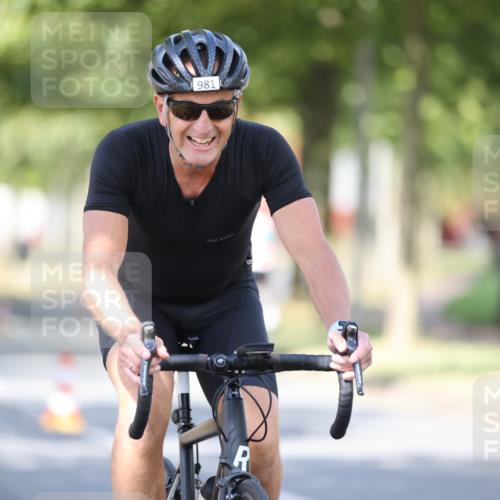 11.08.2024 - GEWOBA Citytriathlon Bremen H.Heesch http://msf.ph/oto/6781925 11.08.2024 11:50:20 Radfahren 915, 929, 981, 992, 1022 meine-sportfotos.de