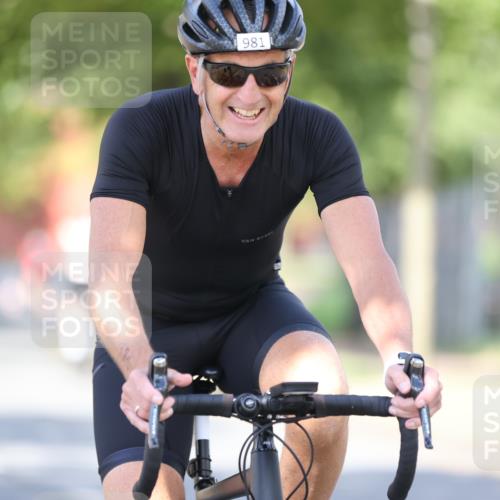 11.08.2024 - GEWOBA Citytriathlon Bremen H.Heesch http://msf.ph/oto/6781938 11.08.2024 11:50:20 Radfahren 915, 929, 981, 992, 1022 meine-sportfotos.de