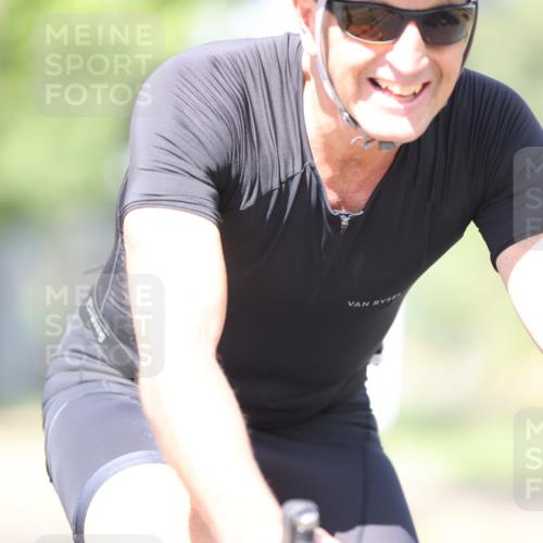 11.08.2024 - GEWOBA Citytriathlon Bremen H.Heesch http://msf.ph/oto/6781954 11.08.2024 11:50:21 Radfahren 915, 929, 981, 992, 1022 meine-sportfotos.de