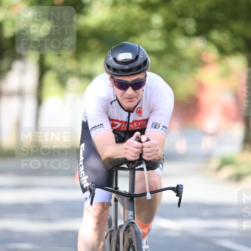 11.08.2024 - GEWOBA Citytriathlon Bremen H.Heesch http://msf.ph/oto/6781968 11.08.2024 11:50:25 Radfahren 915, 929, 966, 981, 992, 1022 meine-sportfotos.de