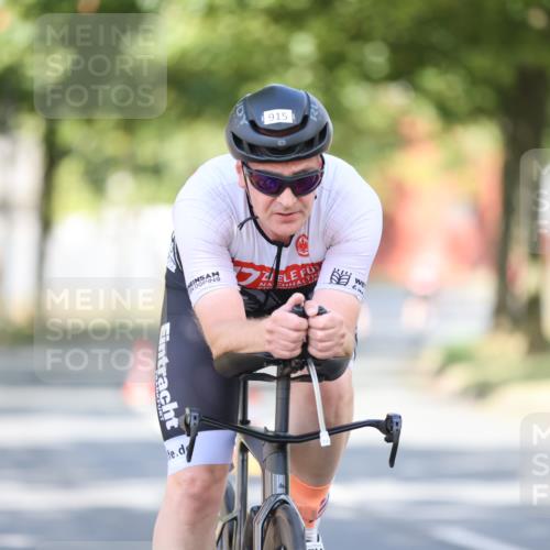 11.08.2024 - GEWOBA Citytriathlon Bremen H.Heesch http://msf.ph/oto/6781969 11.08.2024 11:50:25 Radfahren 915, 929, 966, 981, 992, 1022 meine-sportfotos.de