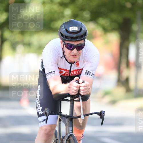 11.08.2024 - GEWOBA Citytriathlon Bremen H.Heesch http://msf.ph/oto/6781973 11.08.2024 11:50:25 Radfahren 915, 929, 966, 981, 992, 1022 meine-sportfotos.de