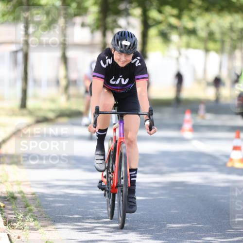 11.08.2024 - GEWOBA Citytriathlon Bremen H.Heesch http://msf.ph/oto/6782016 11.08.2024 11:50:36 Radfahren 741, 748, 783, 915, 963, 966, 992, 1021, 1027 meine-sportfotos.de