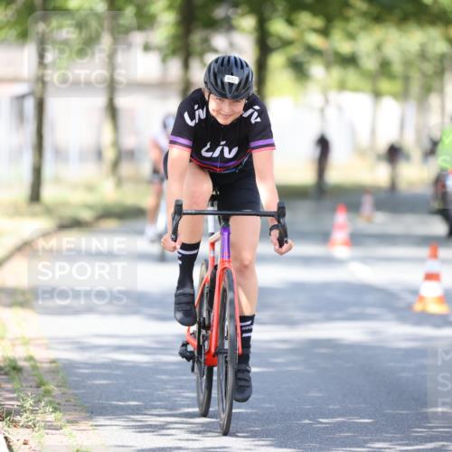 11.08.2024 - GEWOBA Citytriathlon Bremen H.Heesch http://msf.ph/oto/6782020 11.08.2024 11:50:36 Radfahren 741, 748, 783, 915, 963, 966, 992, 1021, 1027 meine-sportfotos.de