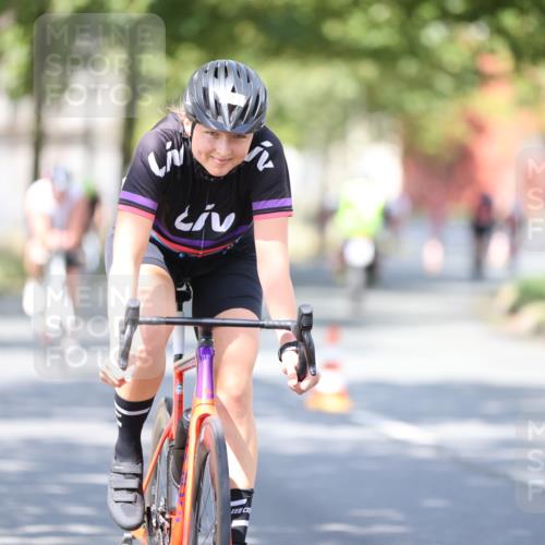 11.08.2024 - GEWOBA Citytriathlon Bremen H.Heesch http://msf.ph/oto/6782059 11.08.2024 11:50:36 Radfahren 741, 748, 783, 915, 963, 966, 992, 1021, 1027 meine-sportfotos.de