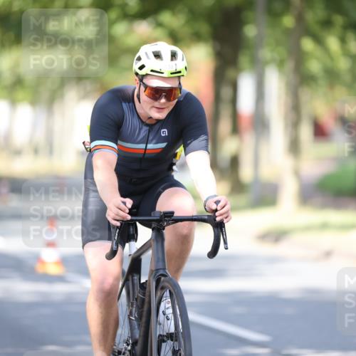 11.08.2024 - GEWOBA Citytriathlon Bremen H.Heesch http://msf.ph/oto/6782169 11.08.2024 11:50:41 Radfahren 741, 748, 783, 963, 966, 992, 1021, 1027 meine-sportfotos.de