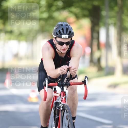 11.08.2024 - GEWOBA Citytriathlon Bremen H.Heesch http://msf.ph/oto/6782239 11.08.2024 11:50:45 Radfahren 741, 748, 783, 963, 966, 992, 1021, 1027 meine-sportfotos.de