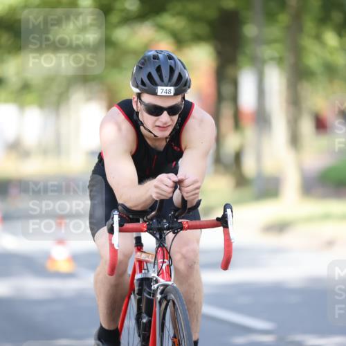 11.08.2024 - GEWOBA Citytriathlon Bremen H.Heesch http://msf.ph/oto/6782242 11.08.2024 11:50:45 Radfahren 741, 748, 783, 963, 966, 992, 1021, 1027 meine-sportfotos.de