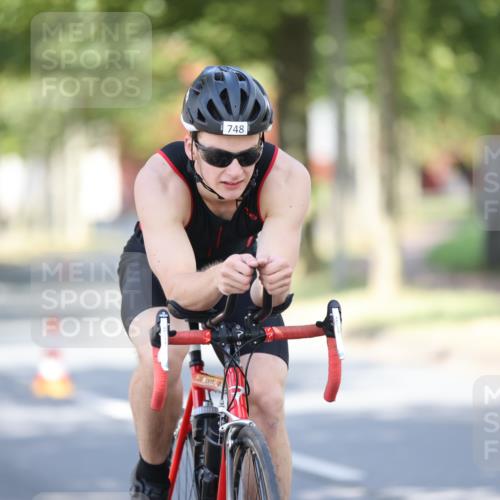 11.08.2024 - GEWOBA Citytriathlon Bremen H.Heesch http://msf.ph/oto/6782245 11.08.2024 11:50:45 Radfahren 741, 748, 783, 963, 966, 992, 1021, 1027 meine-sportfotos.de
