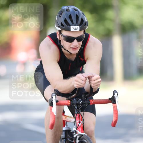 11.08.2024 - GEWOBA Citytriathlon Bremen H.Heesch http://msf.ph/oto/6782257 11.08.2024 11:50:45 Radfahren 741, 748, 783, 963, 966, 992, 1021, 1027 meine-sportfotos.de