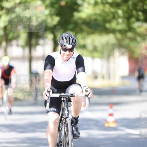 11.08.2024 - GEWOBA Citytriathlon Bremen H.Heesch http://msf.ph/oto/6782365 11.08.2024 11:51:02 Radfahren 742, 812, 892, 908, 934 meine-sportfotos.de