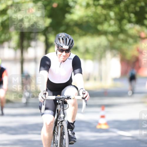 11.08.2024 - GEWOBA Citytriathlon Bremen H.Heesch http://msf.ph/oto/6782367 11.08.2024 11:51:02 Radfahren 742, 812, 892, 908, 934 meine-sportfotos.de
