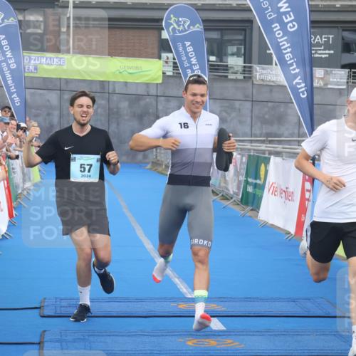 11.08.2024 - GEWOBA Citytriathlon Bremen Lena Gebhardt http://msf.ph/oto/6786424 11.08.2024 11:05:30 Ziel 57 meine-sportfotos.de