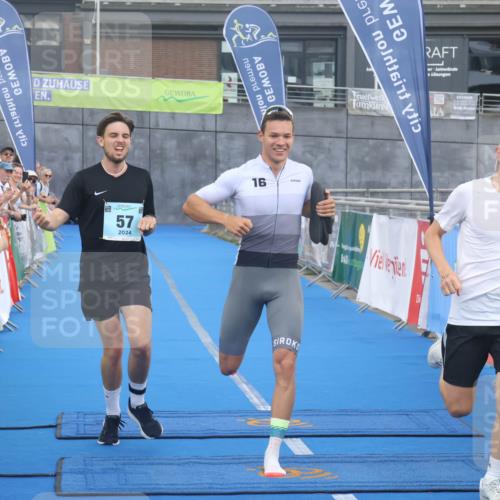 11.08.2024 - GEWOBA Citytriathlon Bremen Lena Gebhardt http://msf.ph/oto/6786427 11.08.2024 11:05:30 Ziel 57 meine-sportfotos.de