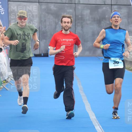 11.08.2024 - GEWOBA Citytriathlon Bremen Lena Gebhardt http://msf.ph/oto/6786491 11.08.2024 11:05:55 Ziel 30 meine-sportfotos.de