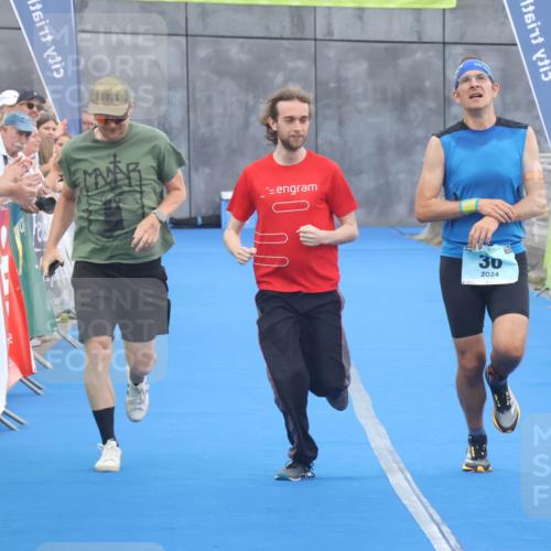 11.08.2024 - GEWOBA Citytriathlon Bremen Lena Gebhardt http://msf.ph/oto/6786497 11.08.2024 11:05:56 Ziel 30 meine-sportfotos.de